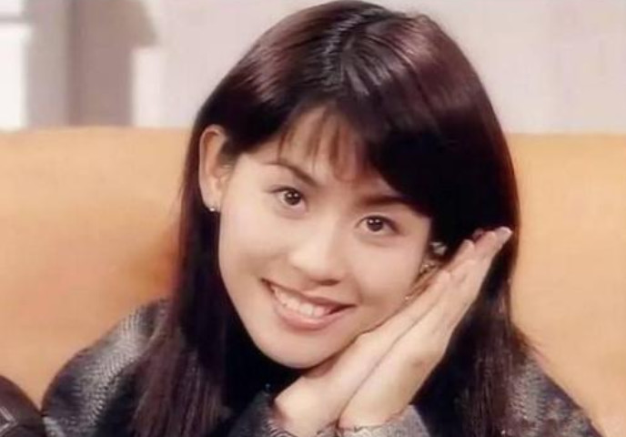 香港女星老了也不退休?不老美颜惹人羡,tvb女神今年49