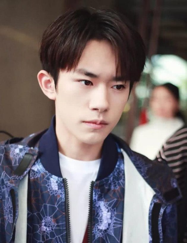 《少年的你》定档,易烊千玺献出荧幕初吻?粉丝大喊:放开,让我来!