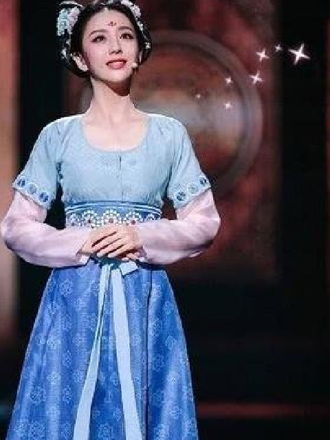 本以为鞠婧祎穿汉服最漂亮,看到图四后,网友:她的美惊