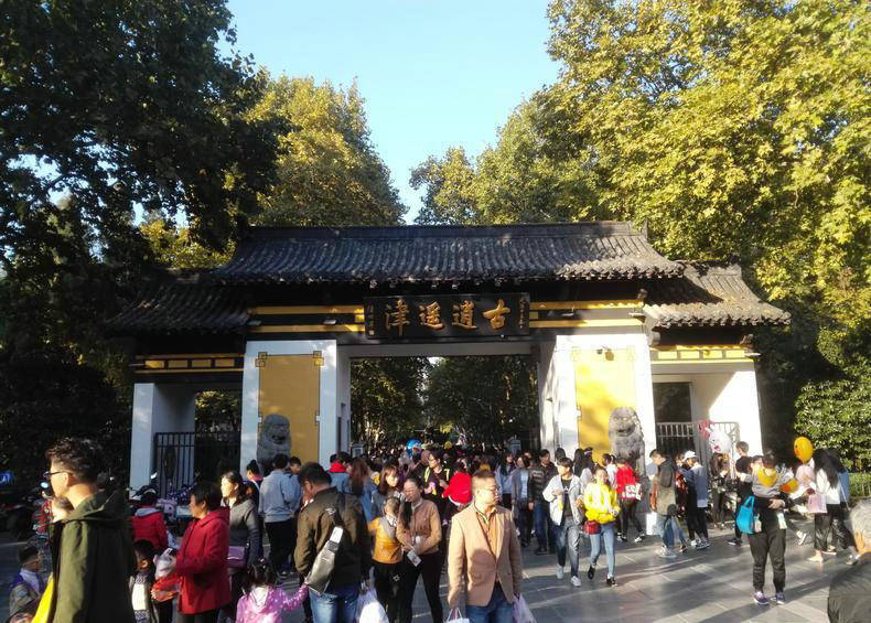 游人如织的古逍遥津景色宜人