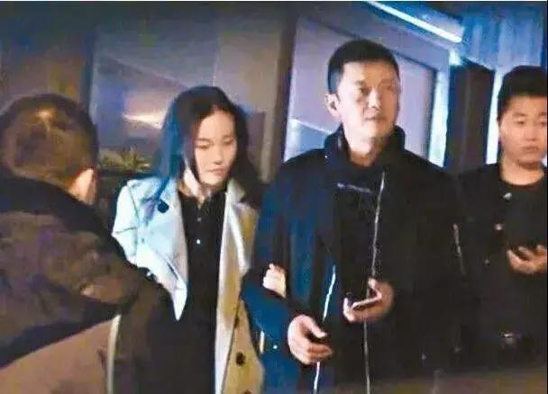 李亚鹏新女友竟是富婆,身价500亿,再也不愁没钱花!