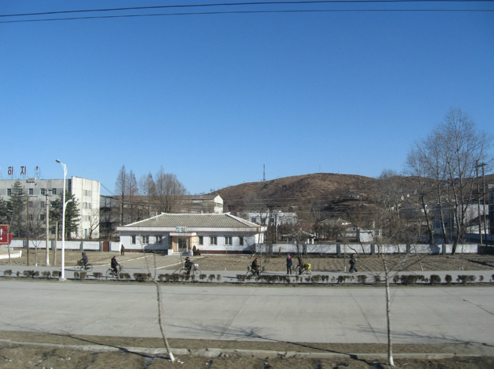 图为朝鲜开城的公路和建筑,虽然是朝鲜第二大城市,但高楼很少.