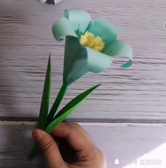 用彩纸教你折百合花,教程详细到看一眼就会,看到成品