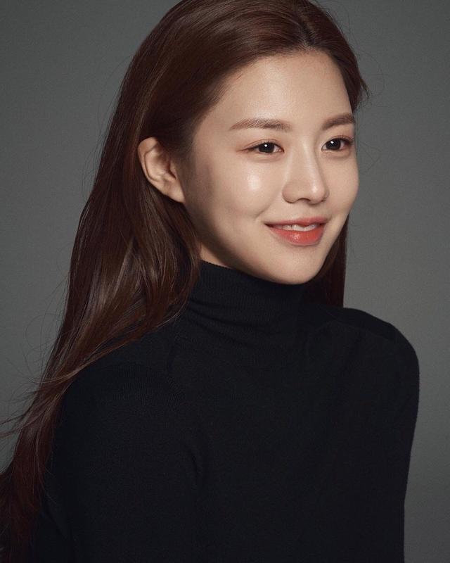 韩国标准的整容模板,高允真女神,可甜可咸,就怕她笑起来劫命!