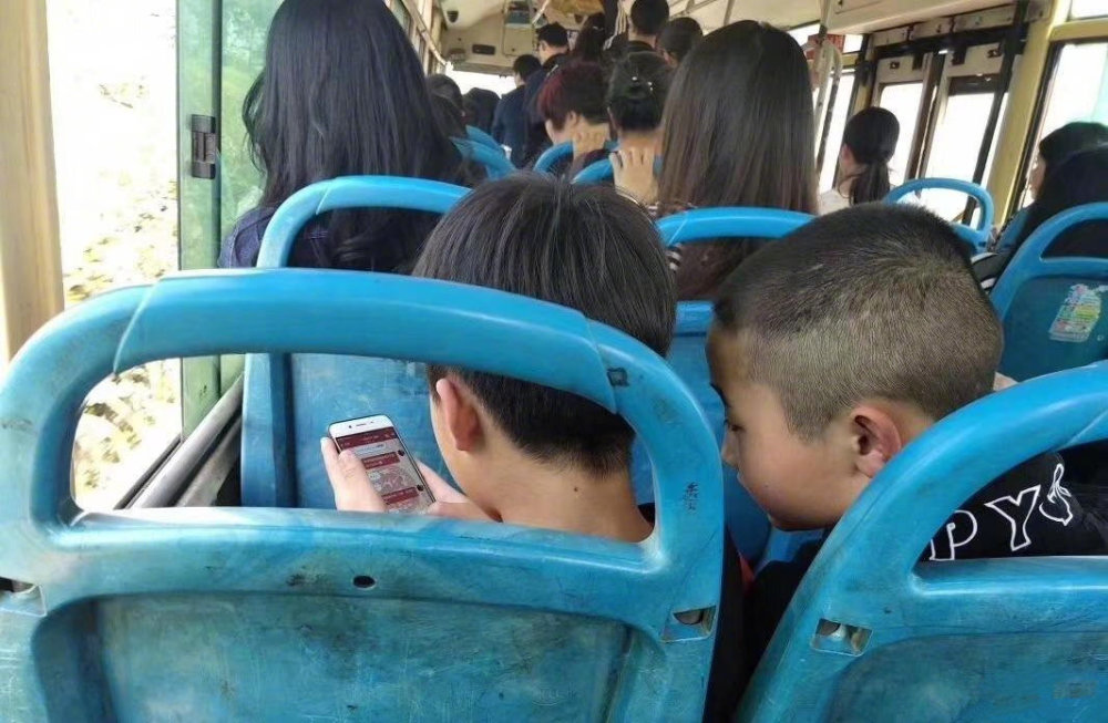 公交车上面临爱情抉择的小学生.