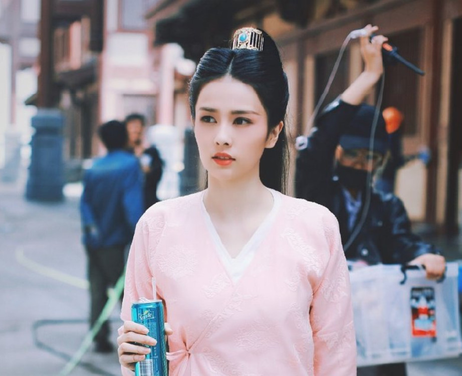 白鹿古装剧又来袭,跟男主同框画面太治愈,光看定妆照就等不及了