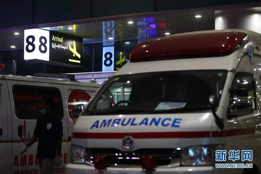 5月8日,在缅甸仰光国际机场,救援人员将伤员抬进救护车.