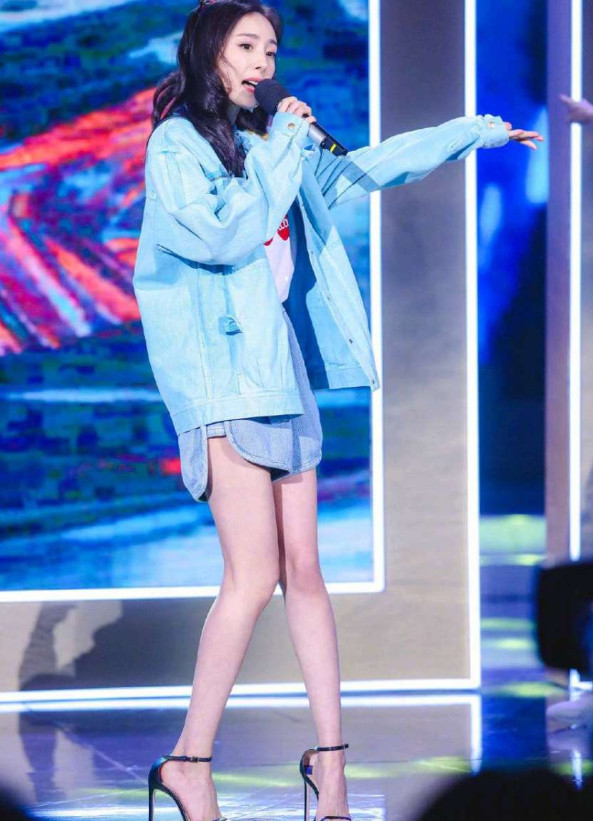 杨幂上快乐大本营,才知道有一种美叫杨幂的全身照,现场炸裂!