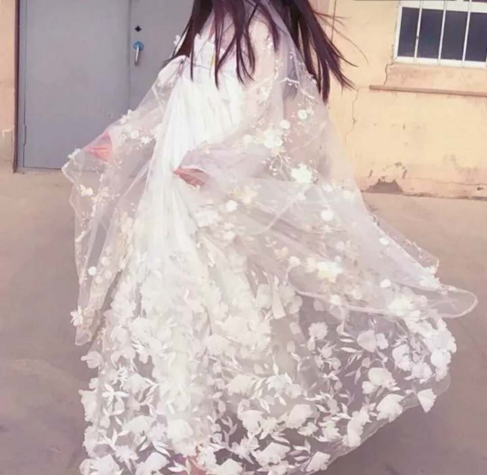 一看就是两个小仙女,裙子都很仙气,和这样的姐妹做闺蜜走在一起就是街