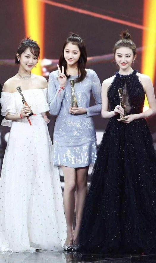当她穿着短裙和女明星合影之时,差距就很明显了,她双腿特别的细,又很