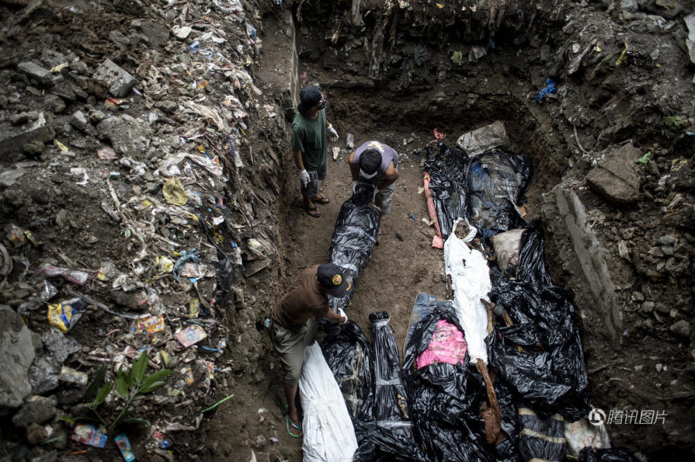 菲律宾铁腕扫毒 千人丧命 无主尸体埋垃圾下(慎)