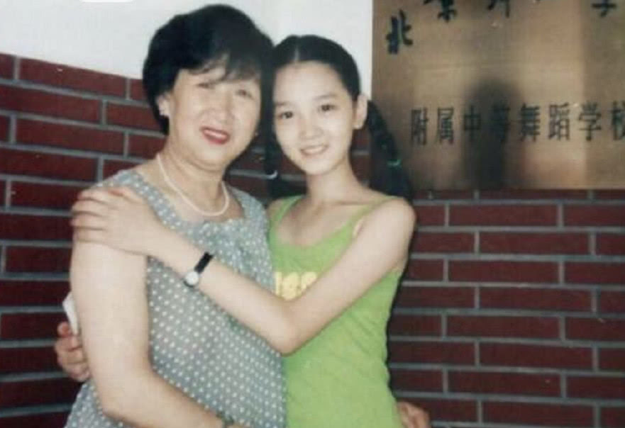 陈小纭承认整容超过10次,然而整容前照片曝光后,网友