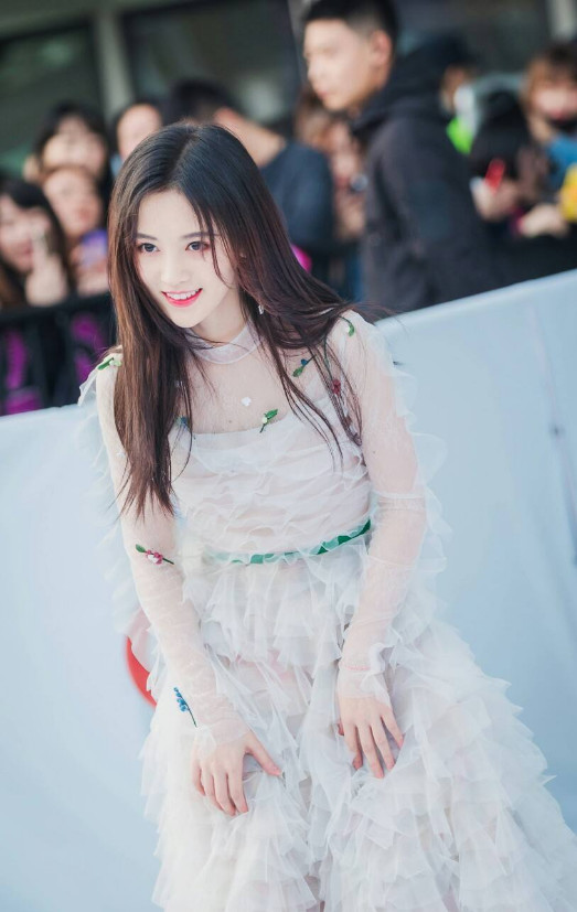 在穿搭上,鞠婧祎有着自己独到的见解,一袭白色薄纱裙,显出鞠婧祎的
