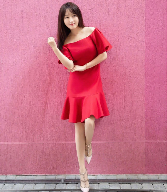 48岁杨钰莹近照曝光,身穿红色连衣裙成功抢镜,网友:太
