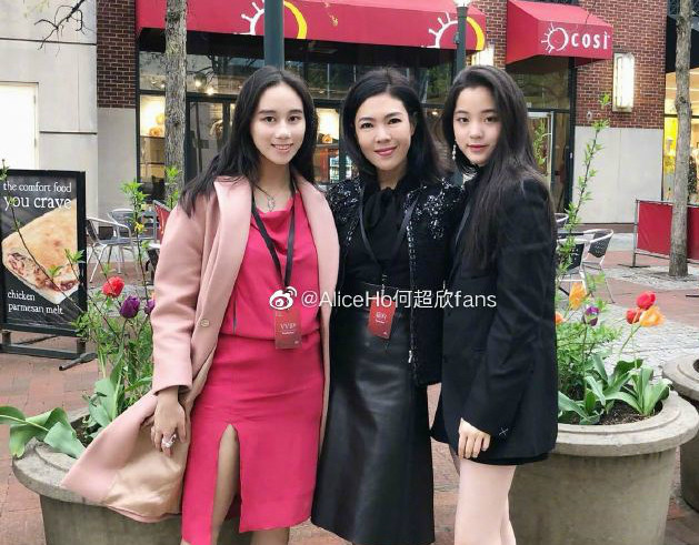 何超盈孕肚写真亮点多,小妹何超欣变化大,身材曼妙女人味激增