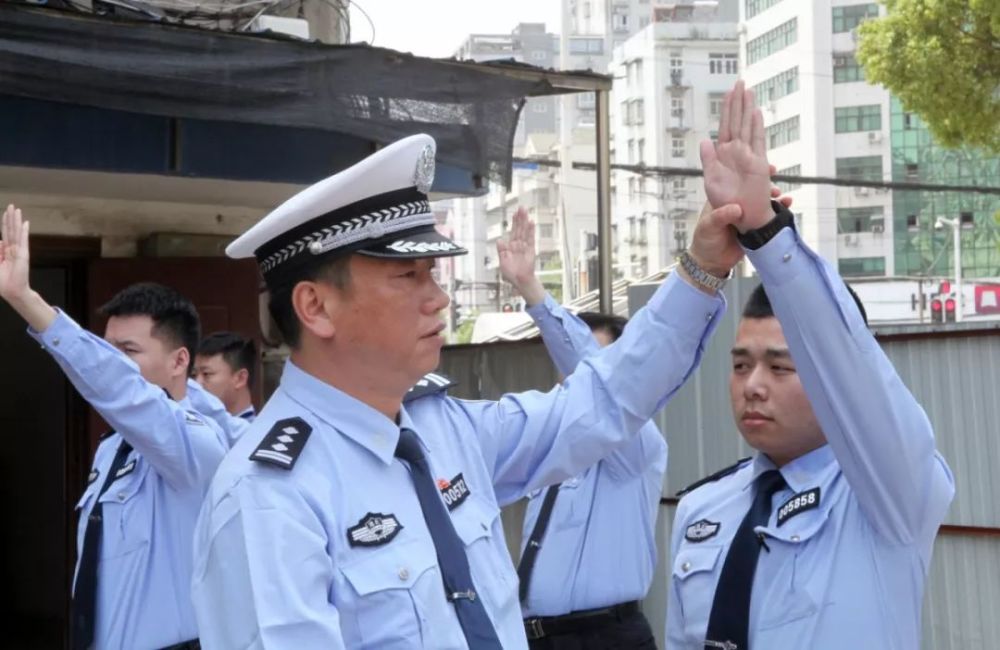 大队负责人瞿刚现场指导交通指挥手势