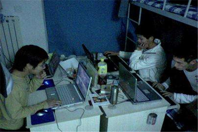 尽量不要浪费大学生活里的时间,不然等到毕业之后就会后悔了.