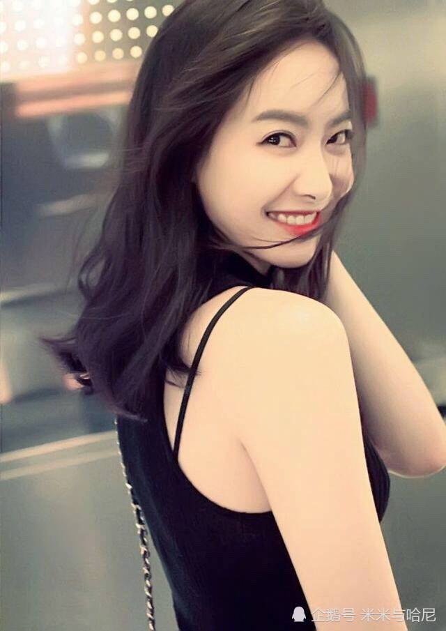 女明星回眸谁最动人,郑爽娇媚,她回头一笑,粉丝:我"死