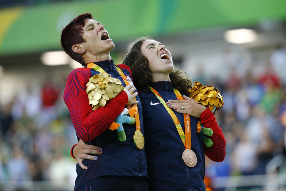 2016,这些照片带给我们温暖和希望