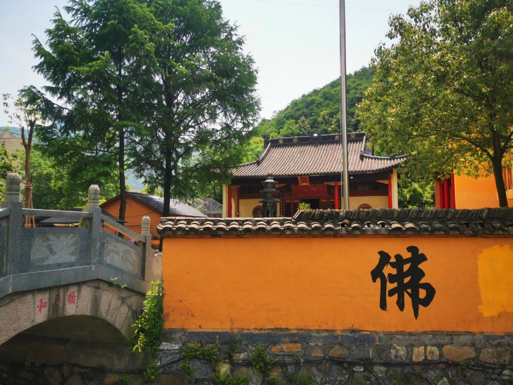 杭州有座寺庙与灵隐,法华并称"杭州城郊三大寺",就在小和山上