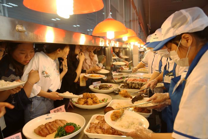 食堂阿姨为什么打饭总手抖?阿姨说出了真相:谁不想打多点啊