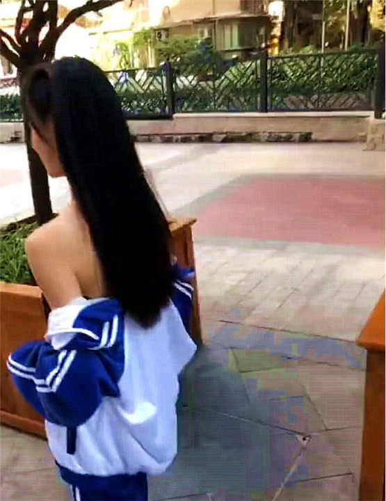 中学女生校服大改装,"紧身"校服不算啥,"露肩款"才是真王者