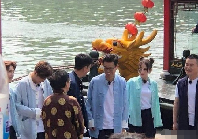 迪丽热巴双丸子头真可爱,和张艺兴同款马褂酷似情侣装