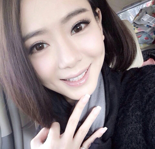 留短发的戚薇看起来十分的有气质,自拍时自信满满的表情真是太可爱了
