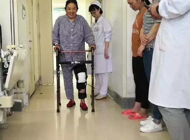 30年大腿骨折严重畸形,膝关节置换术把我的"瘸腿"治好