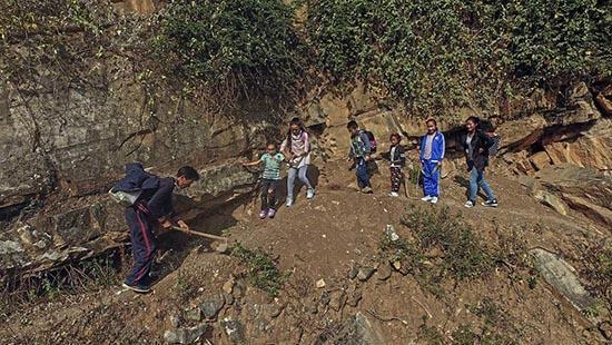 四川悬崖村代课男幼师月入不足千元