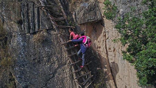 四川悬崖村代课男幼师月入不足千元