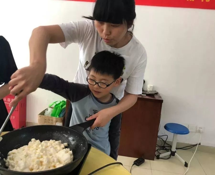 小食光 大乐趣#孩子们用双手和妈妈们一起动手制作美味的雪花酥.