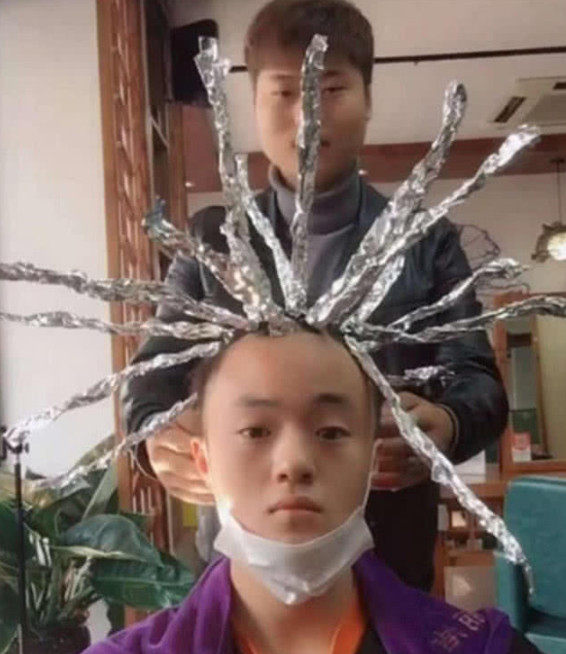 本文咱们只说说锡纸烫,方法就是把头发一缕一缕的卷起来,然后进行烫发