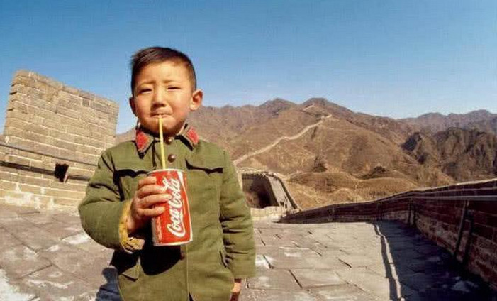 40年前,第一个站在长城上喝可乐的小男孩,如今怎么样了?