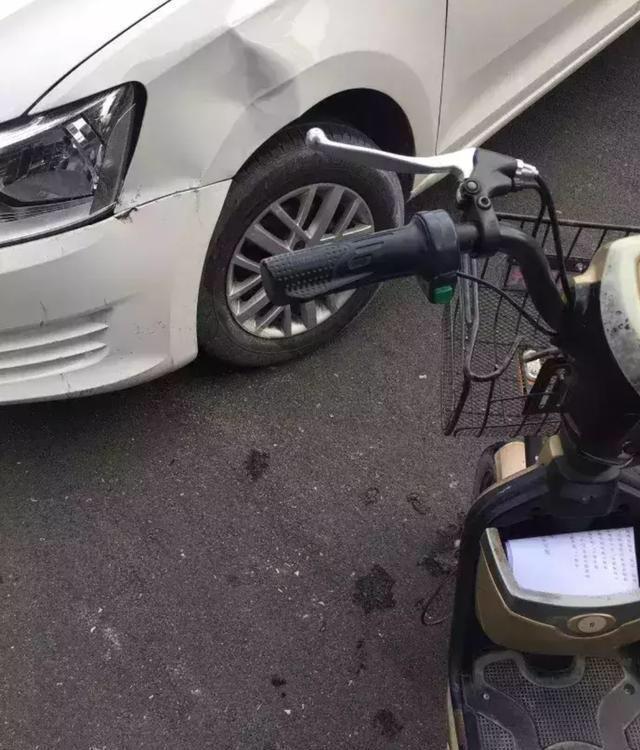 电动车撞上大众汽车,车主赔了一千块,网友:躺地上就他