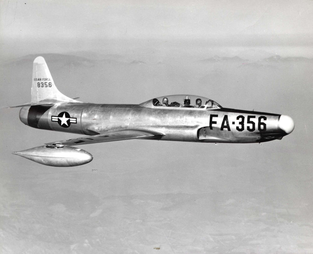 图中是f-94"星火"截击机资料照,其外形与t-33基本一致,也是双座单发