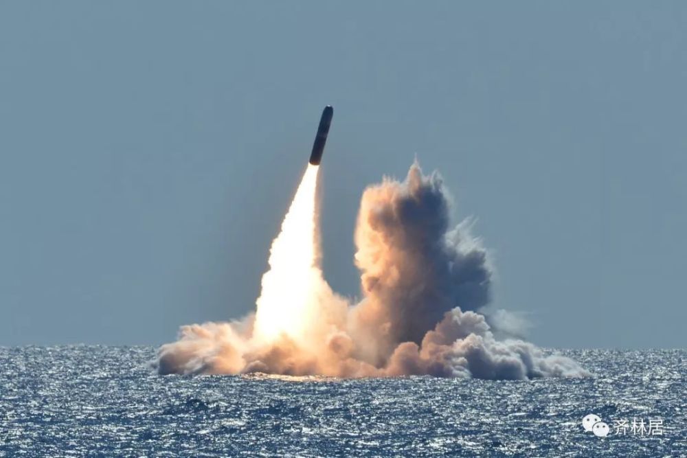 美军"罗德岛"号战略核潜艇发射"三叉戟Ⅱ"洲际导弹
