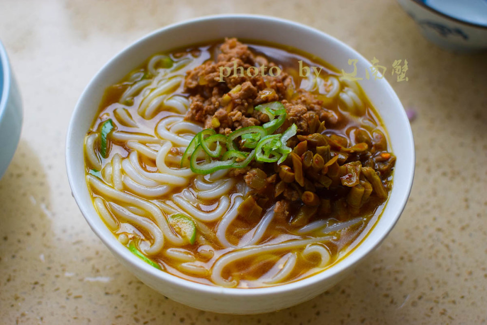 肉末米粉,跟米粉店老板偷师学来做法,绝不是肉末加酸菜那么简单