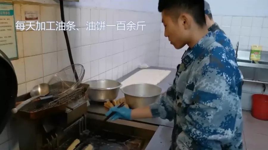 下面让这一段来自北部战区空军某场站炊事班的实拍视频,带您感受