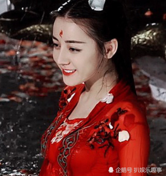 本以为迪丽热巴穿汉服够美了,看到她的"旗袍装"网友:美到犯规