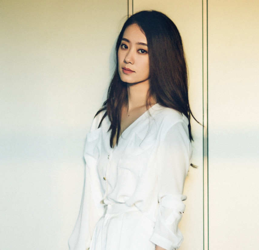 出道13年,是贾玲签约的首位喜剧女演员,才华与美貌兼备却不火