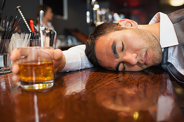 欧美国家的人更喜欢喝酒?酒鬼最多的国家排行里英国位