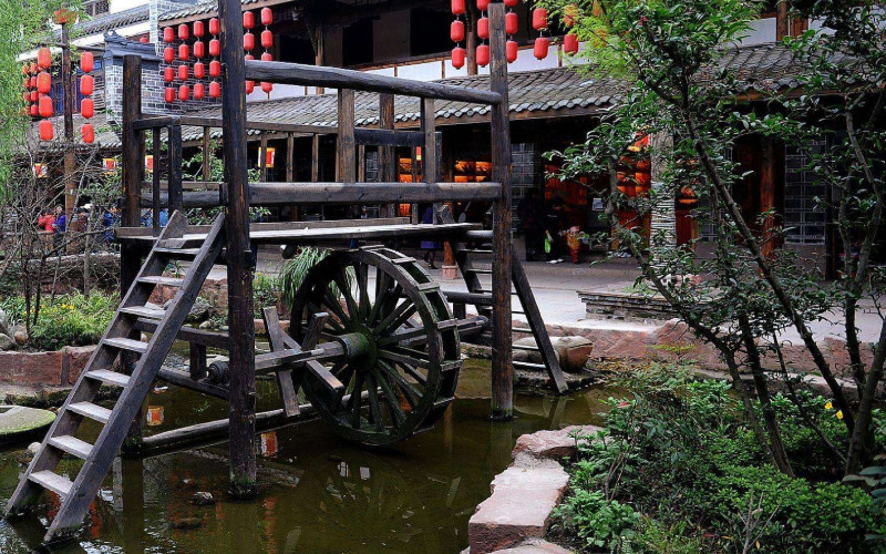 黄龙溪地处四县(双流,彭山,仁寿,新津)交界,从成都流来的锦江与清澈