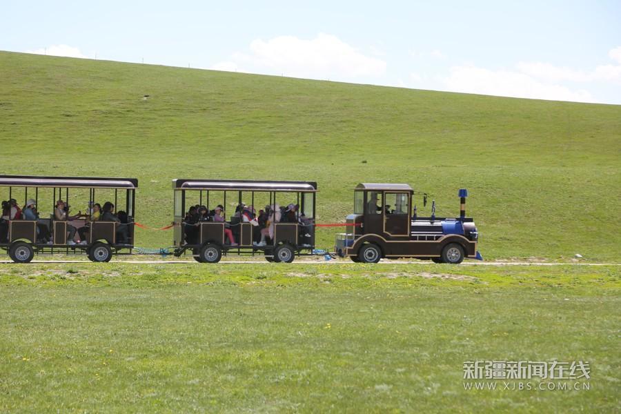 "小火车"掀起草原旅游热