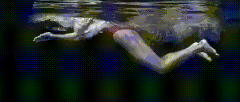 中游体育:为什么蛙泳蹬腿一定要勾脚