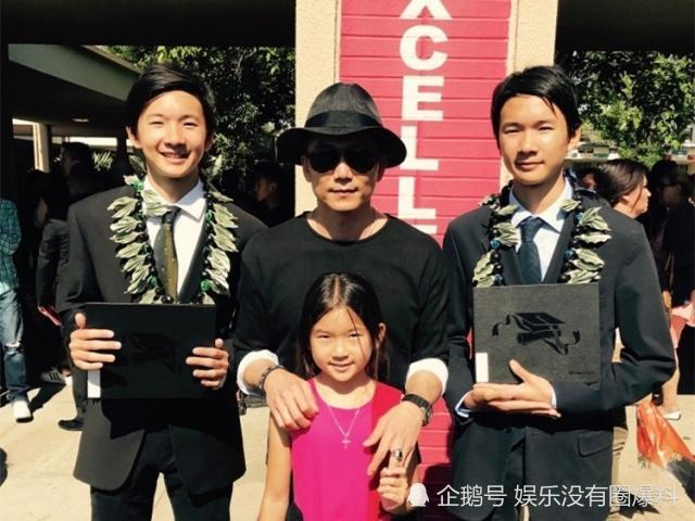 老婆是1989年香港小姐亚军翁慧德,外形靓丽身材高挑,两人恋爱多年,分