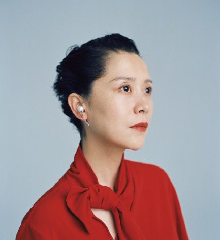 为了照片中『美颜时代』的主题,41岁的海清纯素颜出境,并且拍摄的写真
