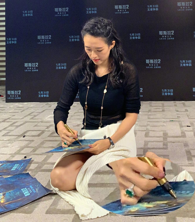 章子怡跪坐在地给粉丝签名,却被这点抢镜