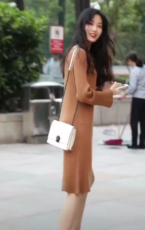 经常会看到抖音里有小姐姐晒自己的穿搭,图中的萝莉小姐姐就是其中一
