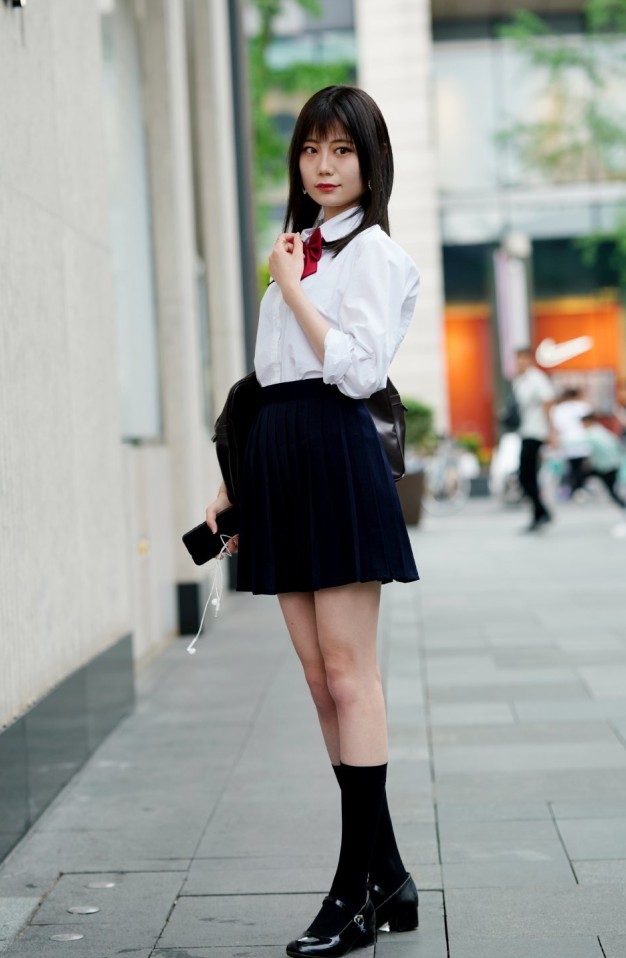 小萝莉穿搭,白衬衫,黑色半身裙,街拍小姐姐,少女打扮